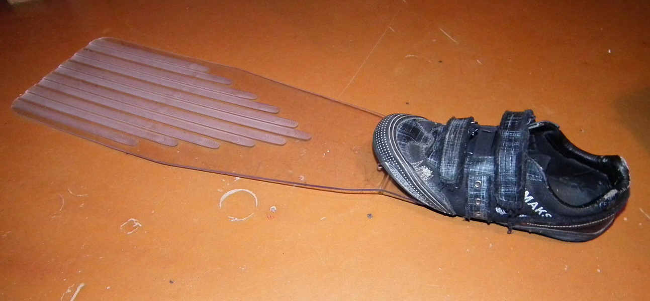 самодельные ласты. ласты для конкурса своими руками из подручных материалов. ласты своими руками для конкурса. складные ласты. поделки из резиновых перчаток.